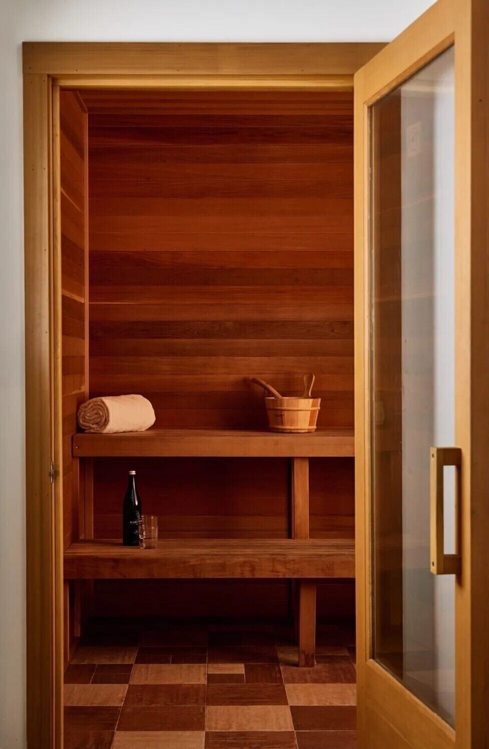 ルーム キングベッド 1 台 サウナ | イタリアのフレッテ製シーツ、高級寝具、羽毛の掛け布団、ピロートップベッド