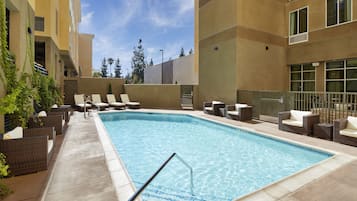 حمّام سباحة خارجي، مفتوح من 7:00 صباحًا إلى 10:00 مساءً، مقاعد للتشمس