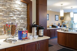 Free daily buffet breakfast - Staybridge Suites Corona South by IHG (Corona)