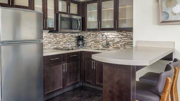 Ropa de cama de alta calidad y caja de seguridad en la habitación