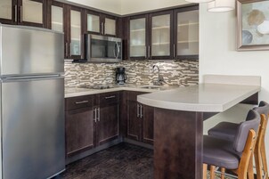 Ropa de cama de alta calidad y caja de seguridad en la habitación