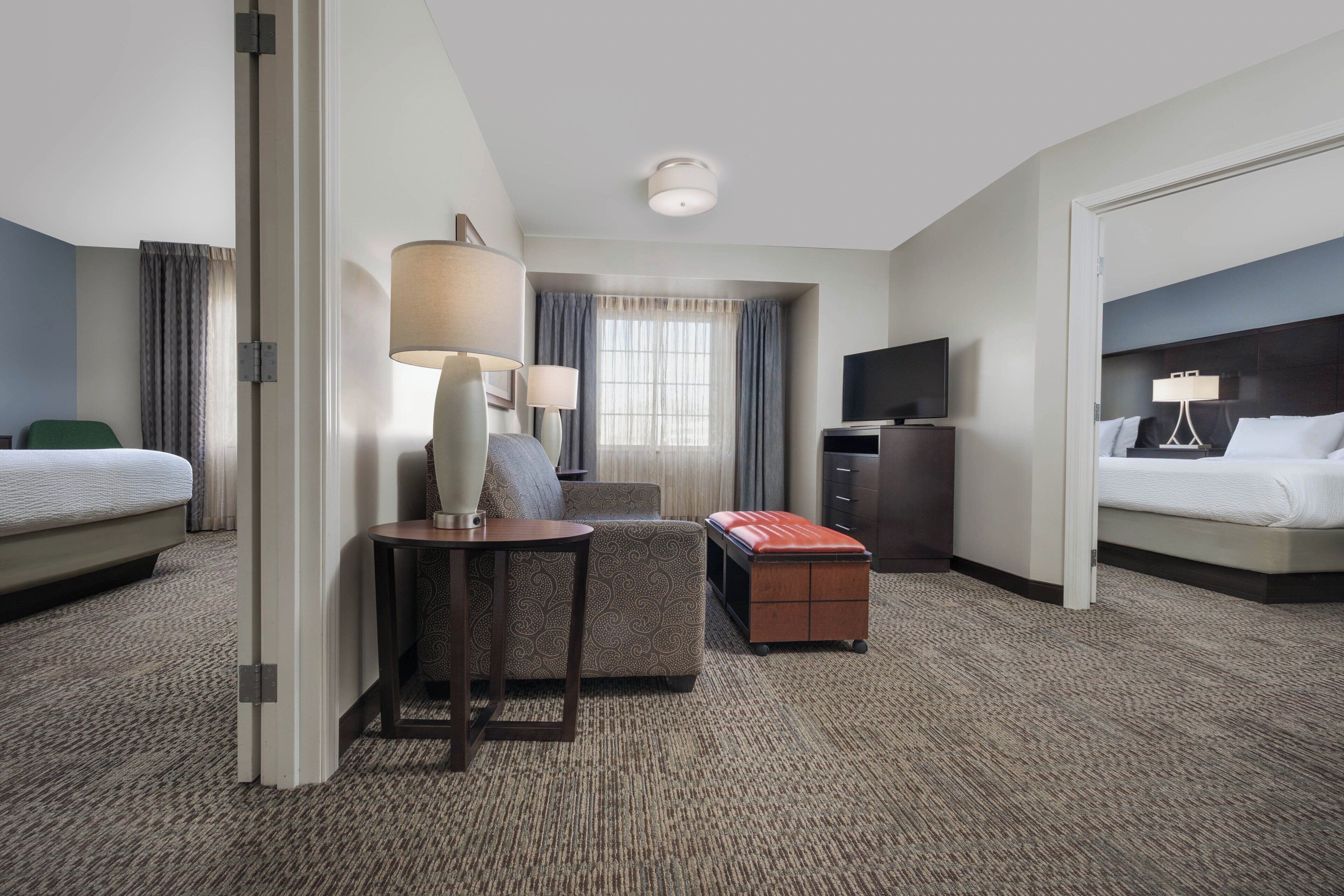 고급 침구, 객실 내 금고, 책상, 노트북 작업 공간