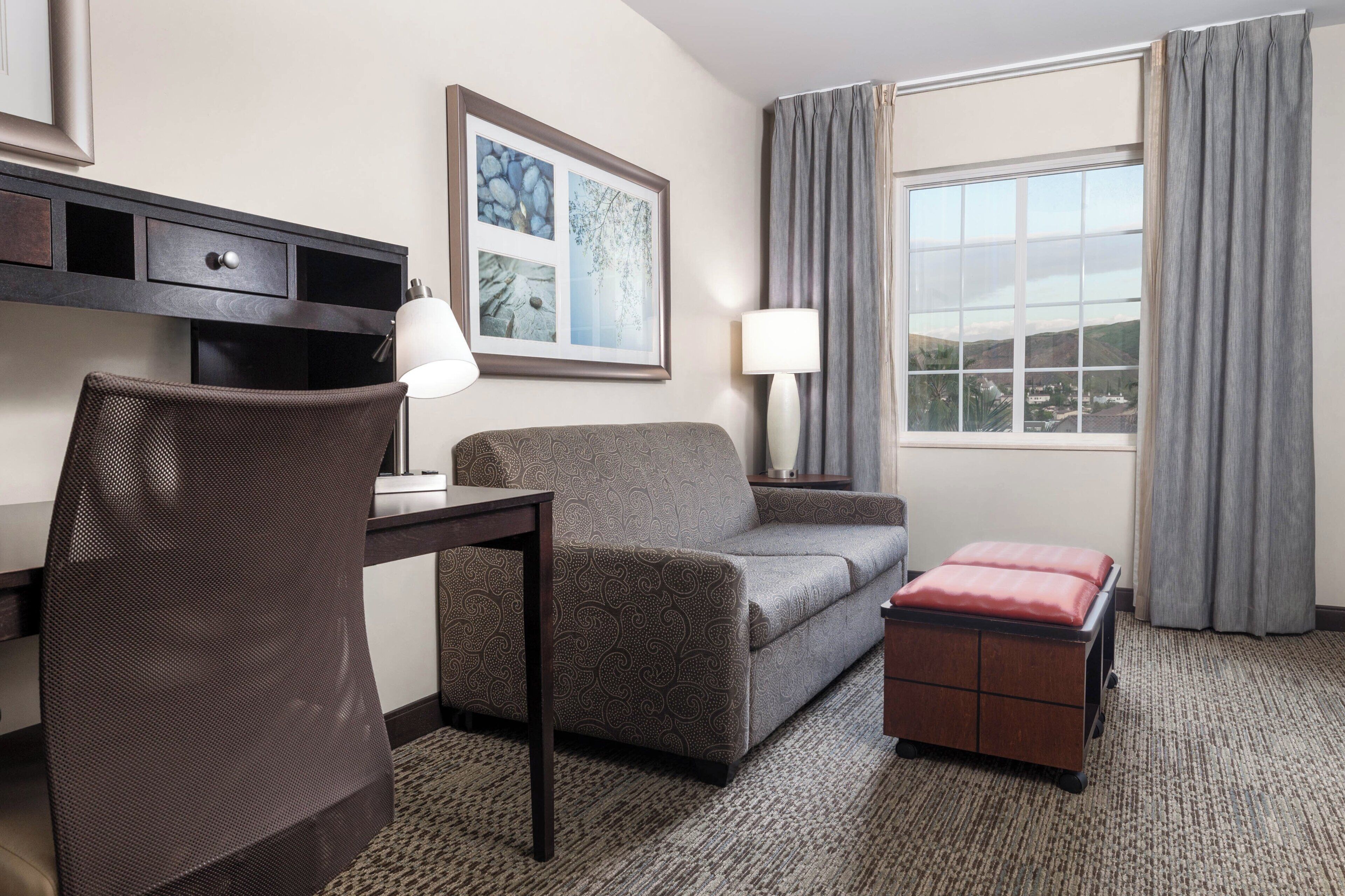 고급 침구, 객실 내 금고, 책상, 노트북 작업 공간