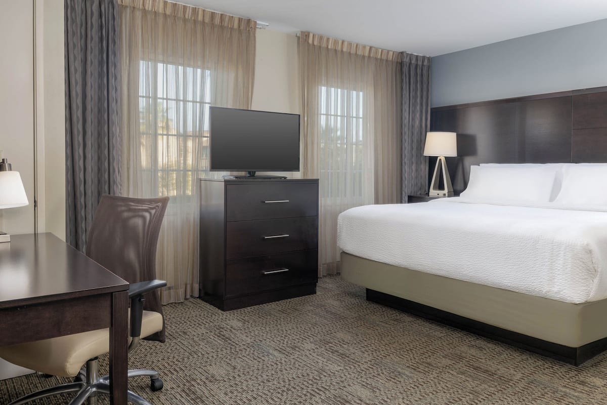 Suite, 1 Bedroom, Kitchen | Premium bedding, in-room safe, desk, laptop workspace