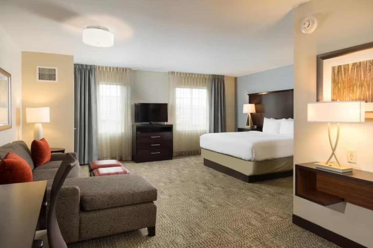 Premium bedding, in-room safe, desk, laptop workspace
