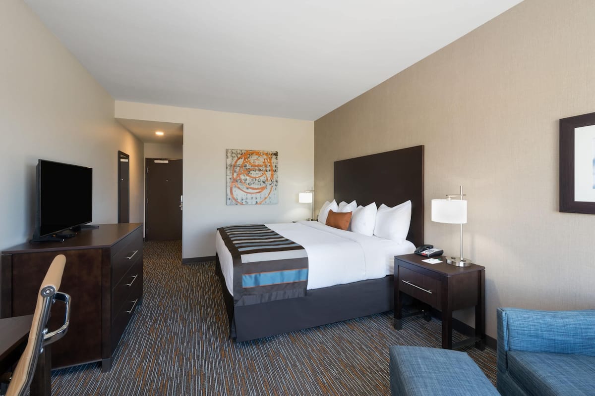 Room, 1 King Bed, Accessible (Mobility), Refrigerator & Microwave