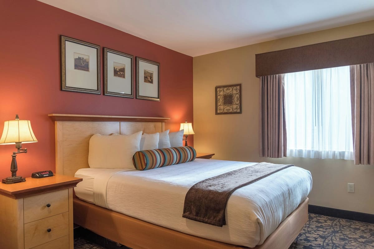 Suite, 2 slaapkamers | Een strijkplank/strijkijzer, gratis wifi, een wekker, beddengoed