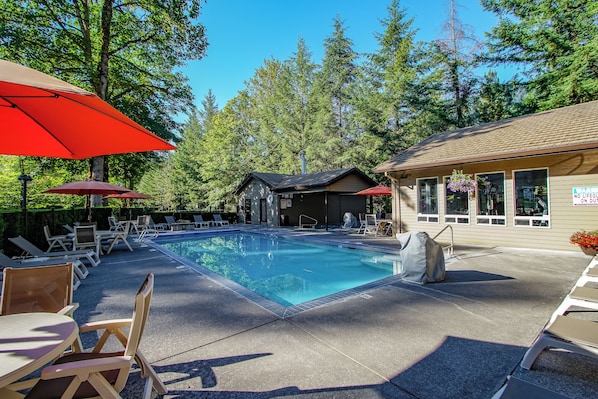 Outdoor pool, pool loungers