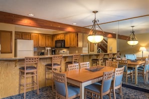 Loft, 2 Bedrooms (2 Single Sleeper Chairs) | In-room dining