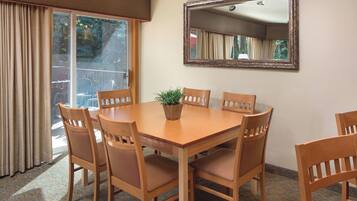 تناول الطعام داخل الغرفة