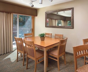 客室内のダイニングエリア