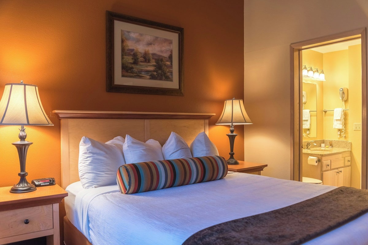 Suite, 2 slaapkamers (Deluxe) | Een strijkplank/strijkijzer, gratis wifi, een wekker, beddengoed
