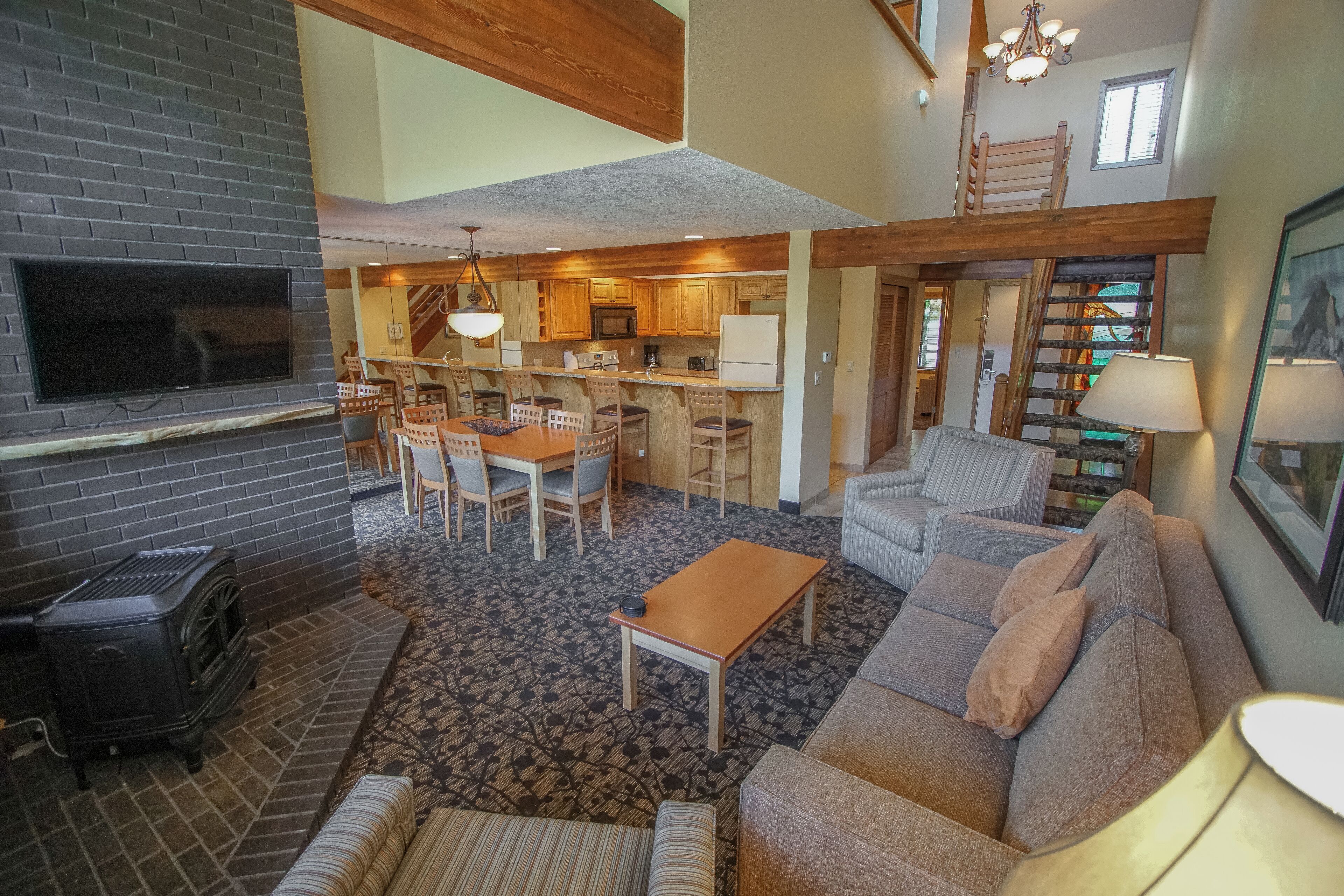 复式房, 2 间卧室 (2 Single Sleeper Chairs) | 起居区 | 电视、DVD 播放器