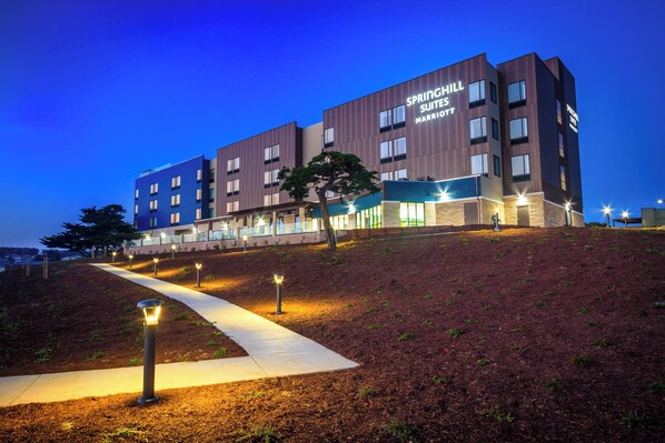 Un hôtel moderne doté d’un toit plat, de plusieurs étages et d’une entrée bien éclairée.