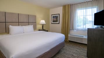 Desk, soundproofing, free WiFi, bed sheets