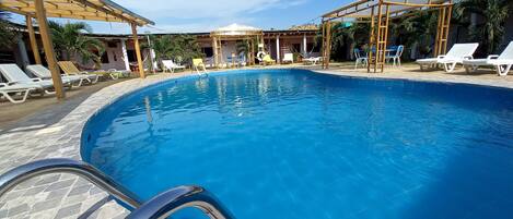 Piscine extérieure, chaises longues