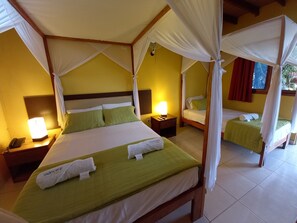 三人房, 露台, 泳池景 | 房內夾萬、書桌、免費 Wi-Fi、床單