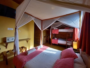 Vierbettzimmer, Terrasse, Poolblick | Zimmersafe, Schreibtisch, kostenloses WLAN, Bettwäsche