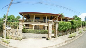 Façana frontal de l'allotjament