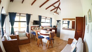 Apartamento familiar, 2 habitaciones, cocina | Zona de estar | Televisión de pantalla plana de 32 pulgadas con canales por satélite