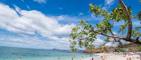 Una spiaggia nelle vicinanze