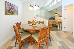 Family Cottage, 2 Bedrooms, Kitchen | In-room dining