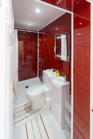 Twin Room, Ground Floor | Bathroom