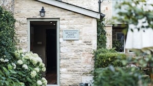 A stone building with a sign reading "Methuen Arms Entrance." - Methuen Arms (Corsham)