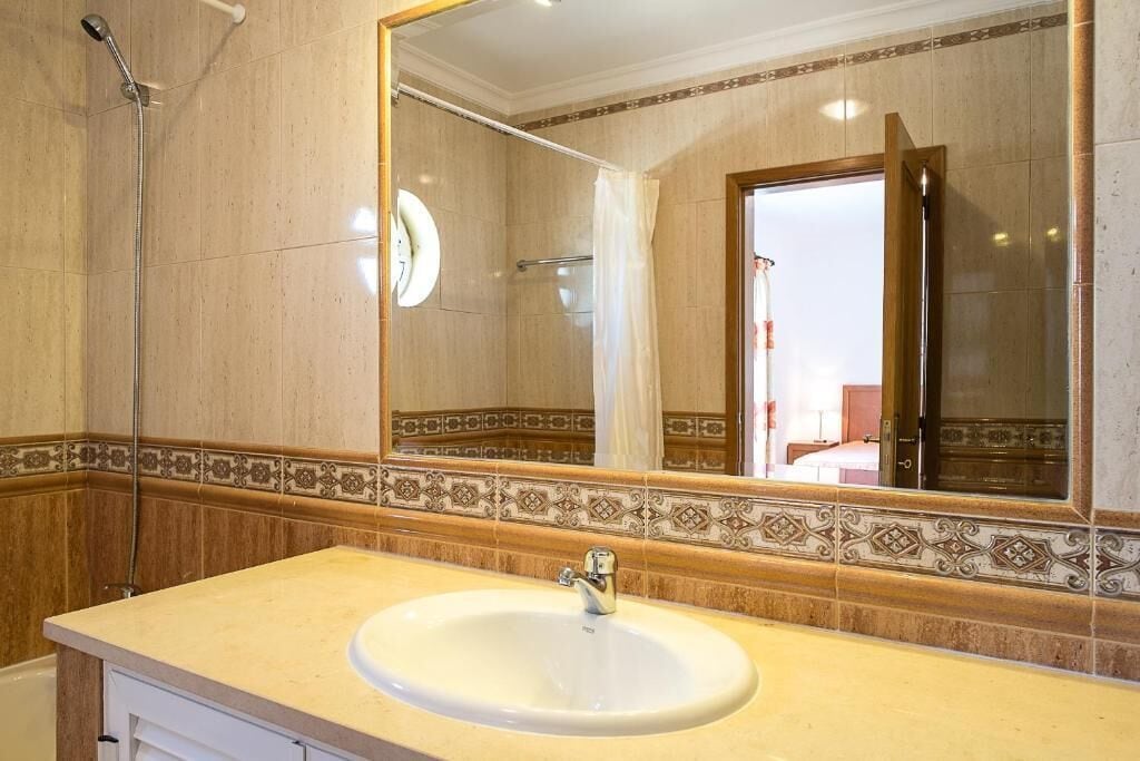 Badekar, håndklær og toalettpapir