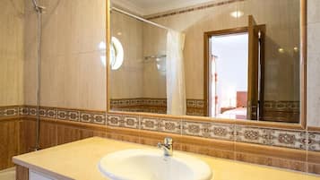 Bañera, toallas y papel higiénico