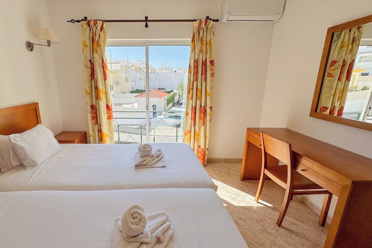 Iron/ironing board, WiFi (free)