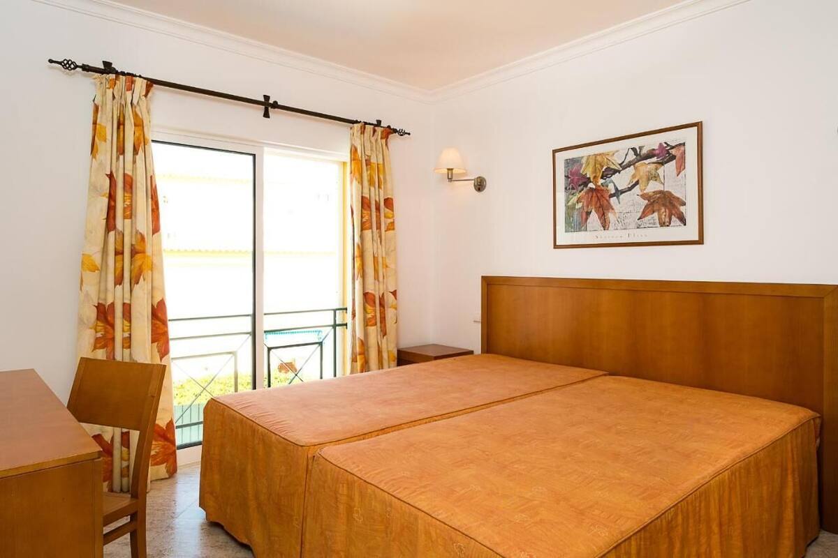 Iron/ironing board, WiFi (free)