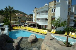 Piscine extérieure (ouverte en saison), cabanons gratuits
