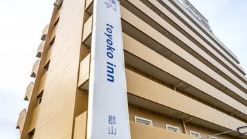 Un edificio con un cartel que dice "Toyako Inn".