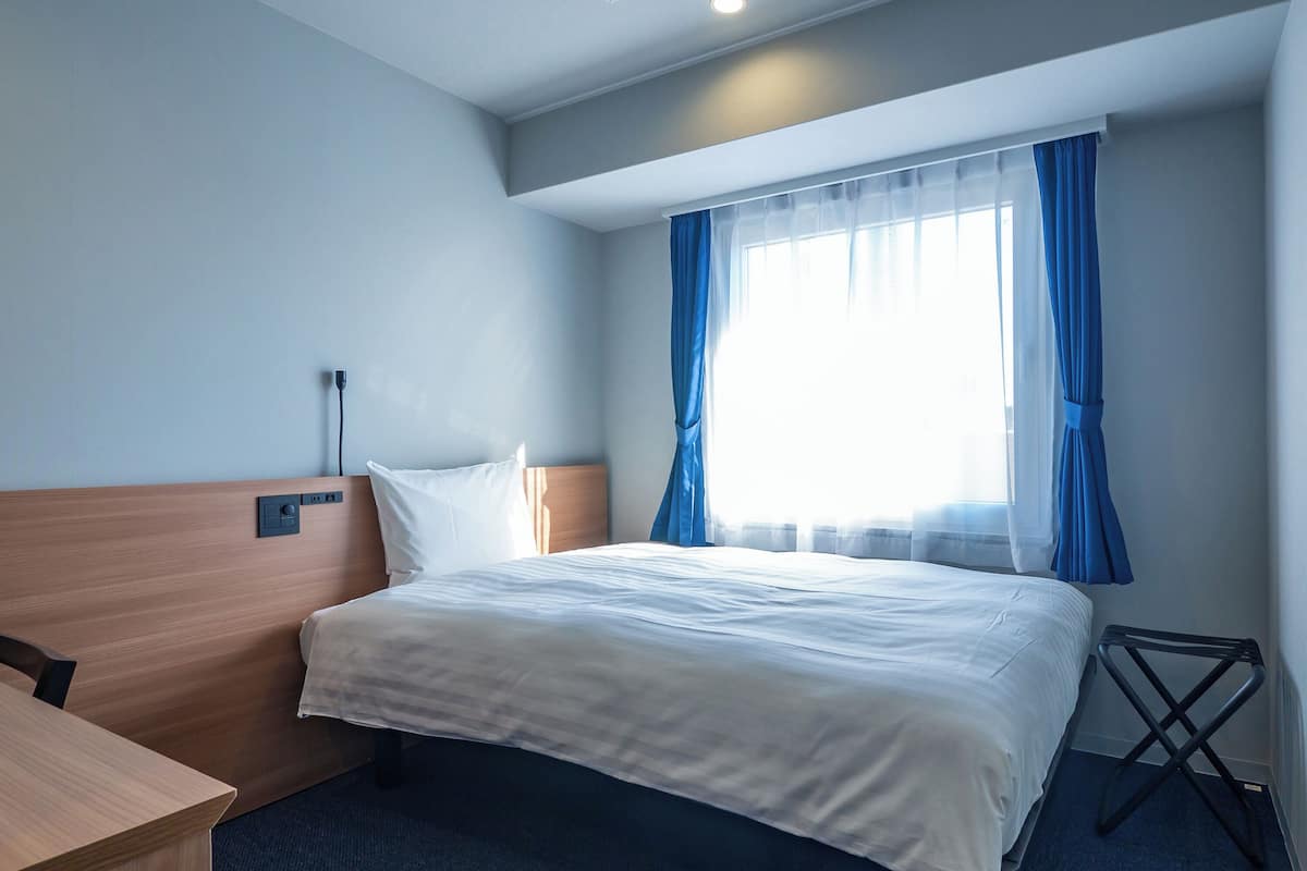 Desk, laptop workspace, free WiFi, bed sheets