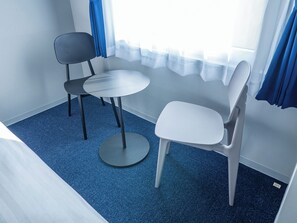 Escriptori, espai de treball apte per a portàtils i wifi gratuïta 