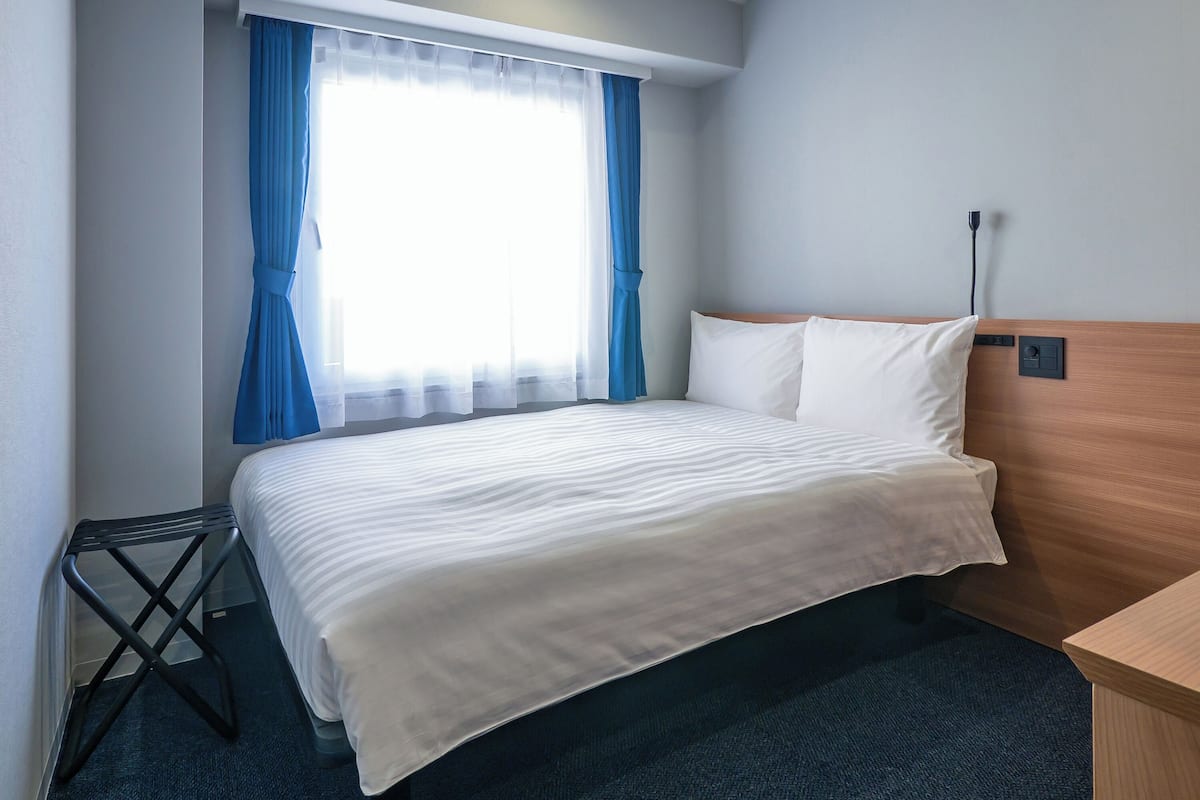 Desk, laptop workspace, free WiFi, bed sheets