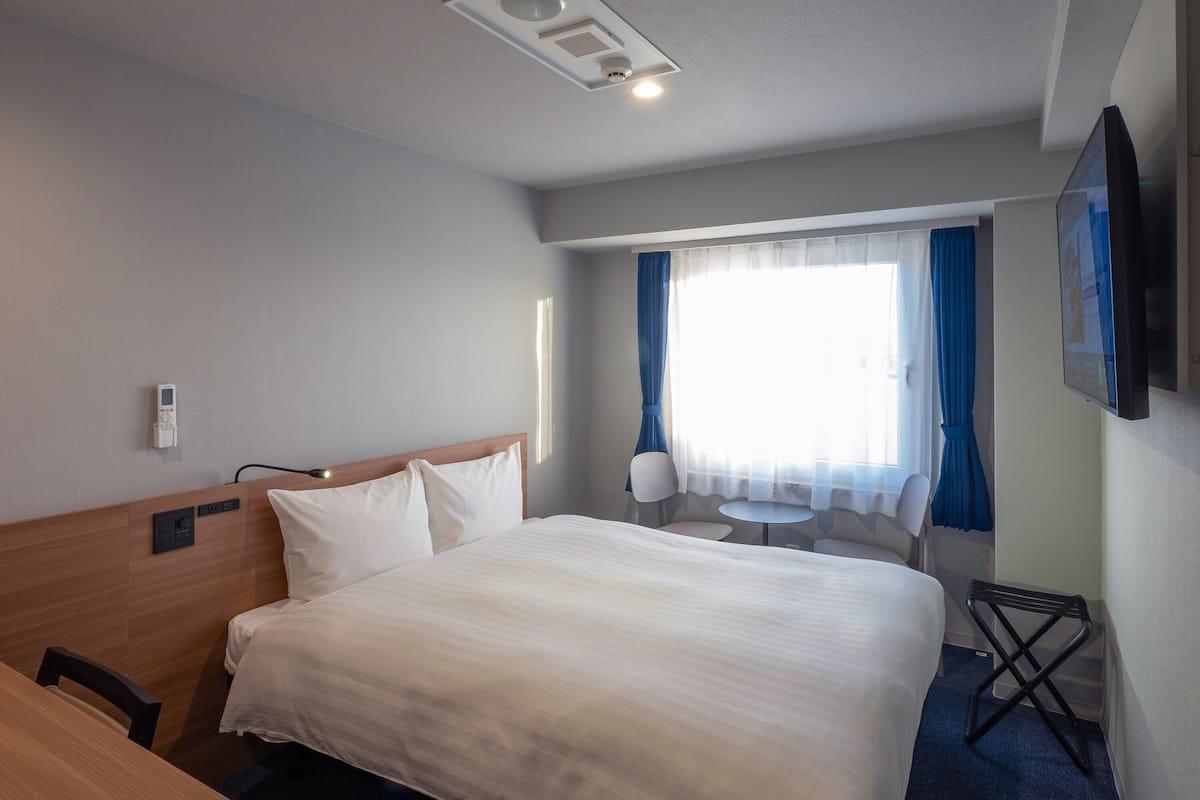 デスク、ノートパソコン用作業スペース、WiFi (無料)、ベッドシーツ