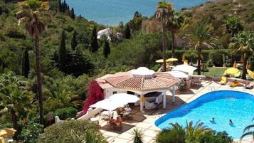 Piscine couverte, piscine extérieure