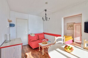 Studio 6 personnes - 1 coin nuit - Balcon Standard Eco | Living area | 60-cm TV with digital channels, books - Résidence Pierre & Vacances Bandol Port (Bandol)