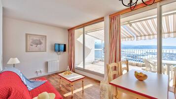 Studio 4 personnes | Living area | 60-cm TV with digital channels, books