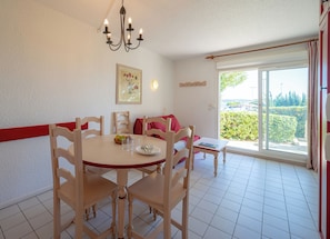 Studio 6 personnes - 1 coin nuit - Balcon Standard Eco | Living area | 60-cm TV with digital channels, books - Résidence Pierre & Vacances Bandol Port (Bandol)