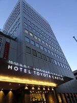 Un moderno edificio de hotel con un llamativo letrero que dice 'HOTEL TOYOTA CASTLE'.