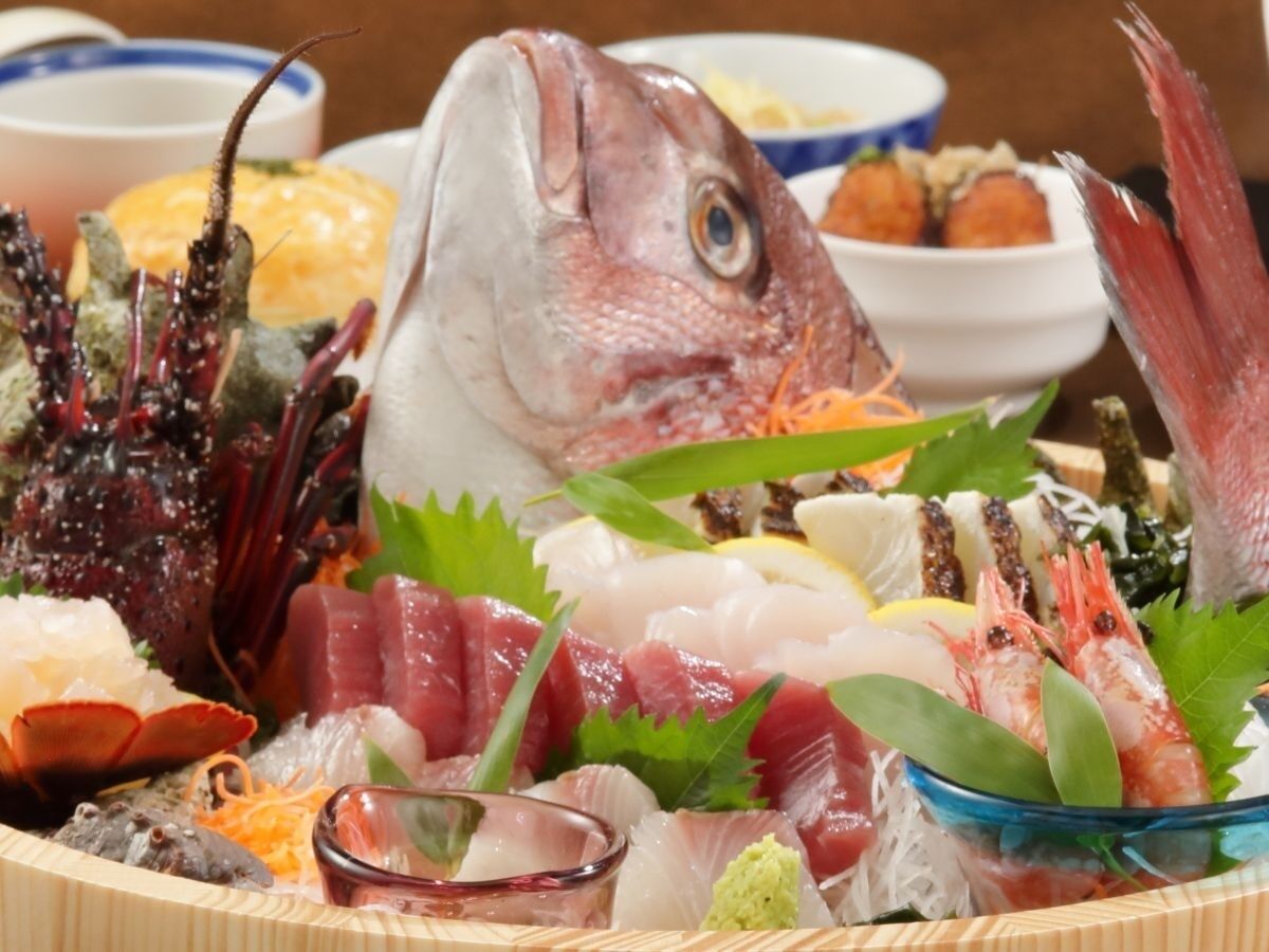 A seafood platter with various types of fish and shellfish.