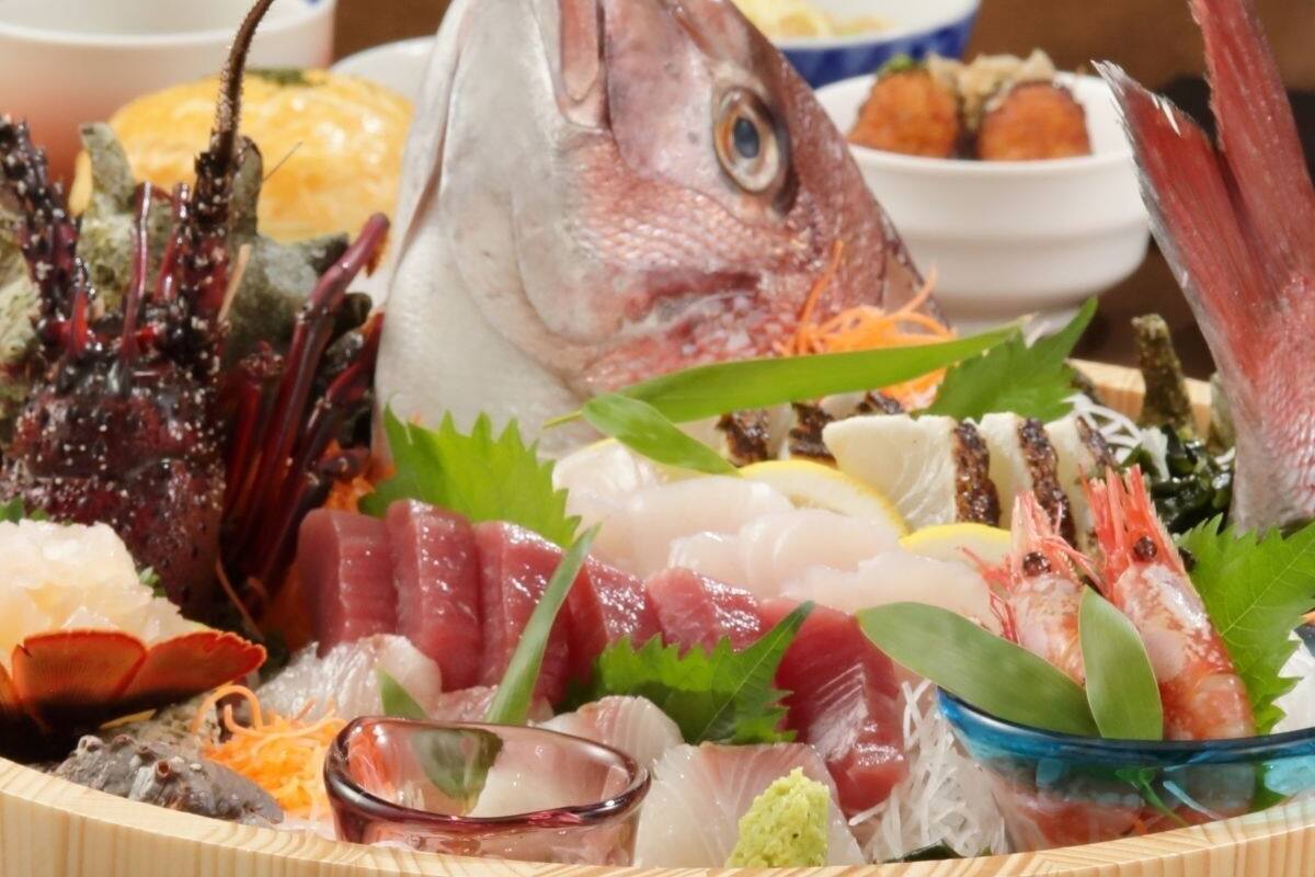 A seafood platter with various types of fish and shellfish.