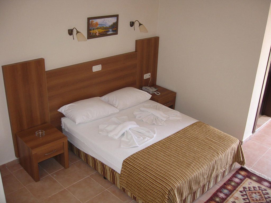 standard single room | desk, iron/ironing board, free cots/infant beds, free rollaway beds