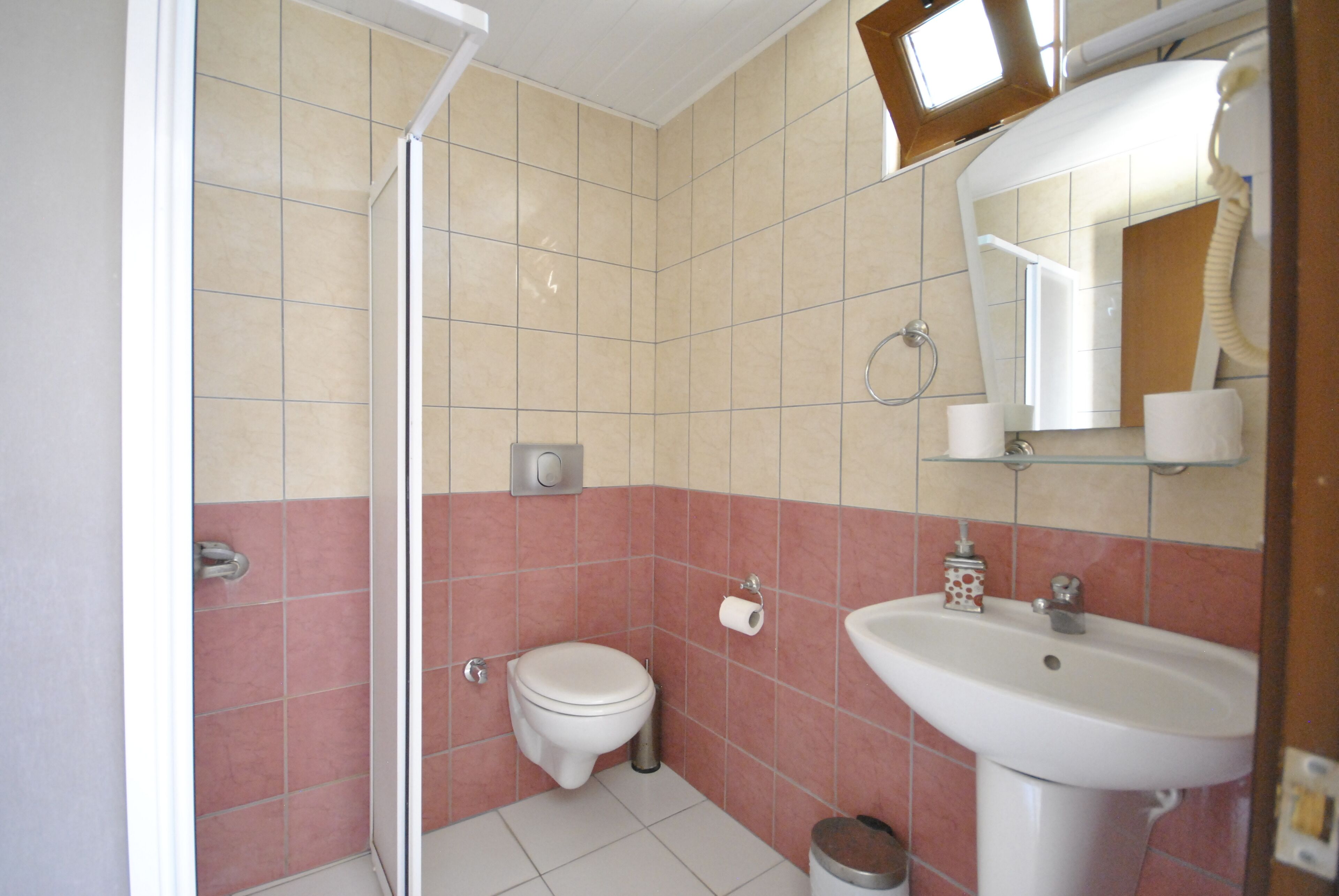 shower, free toiletries, hair dryer, towels