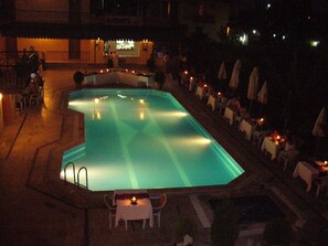 Outdoor pool, pool umbrellas, sun loungers - Moms Hotel (Kemer)