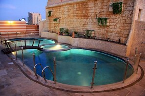 Outdoor pool - Trianon Royal Hotel (Abu Dhabi)