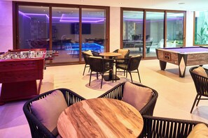 Mesa de billar, mesa de fútbolín y zona de estar cómoda con vista a la piscina.